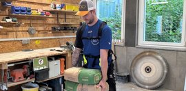 Exoskelett im Einsatz: Tragen Ein Mann hebt 2 Säcke Zement