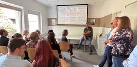 Vorträge zu technischen Hilfsmitteln Besucher bei einem Vortrag zu den Chancen von Exoskeletten