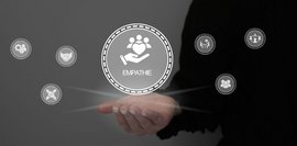 Empathie Man sieht einen Kreis mit dem Wort Empathie neben kleineren Kreisen mit verschiedenen Symbolen.