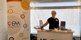 EAA-Stand Eine Frau hinter einem Stand der EAA