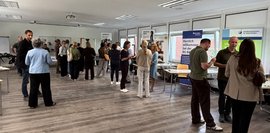 Besucher im Ausstellungsraum Das Bild zeigt den Ausstellungsraum mit den Besuchern der Veranstaltung.