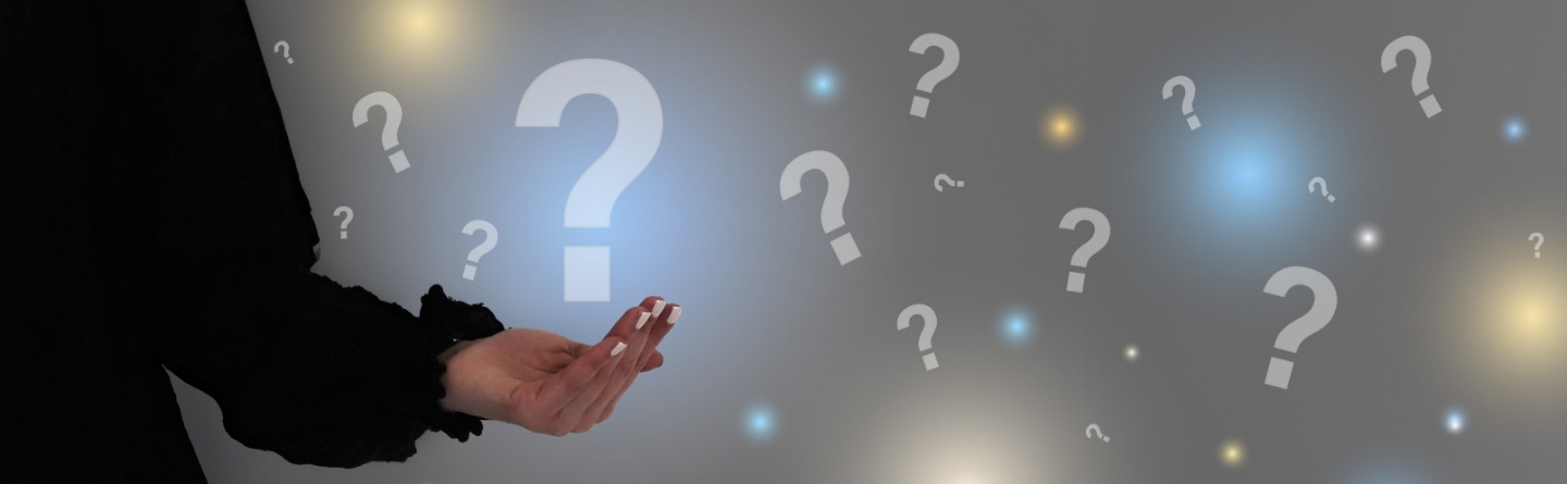 Hand mit visuell bearbeiteten Fragezeichen Ausgestreckte Hand mit mehreren Fragezeichen in verschiedenen Größen