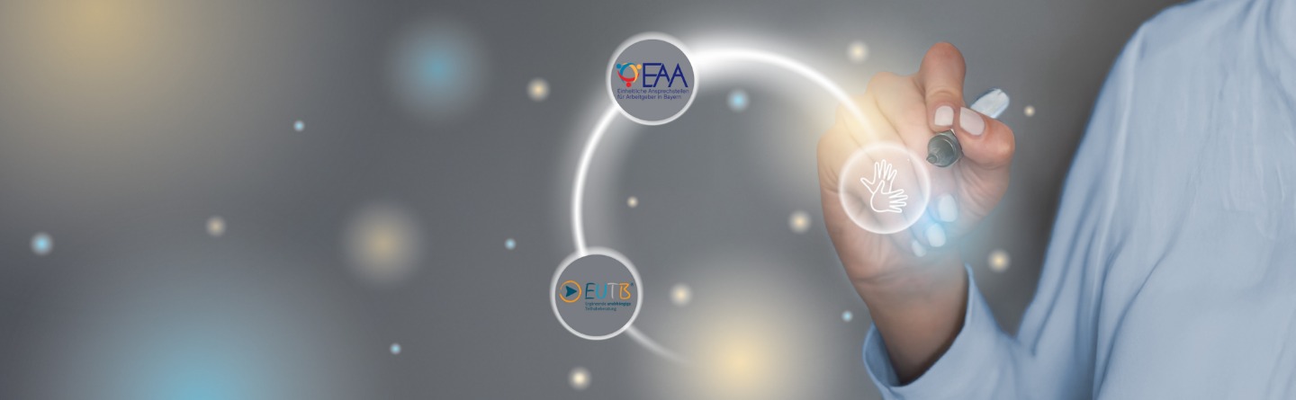 Hand mit visuell dargestellten weiteren Unterstützungsmöglichkeiten: EAA, EUTB, Beratung für Menschen mit Hörschädigung und gehörlose Menschen Hand mit visueller Darstellung von EAA, EUTB und Beratung für Menschen mit Höreinschränkung.