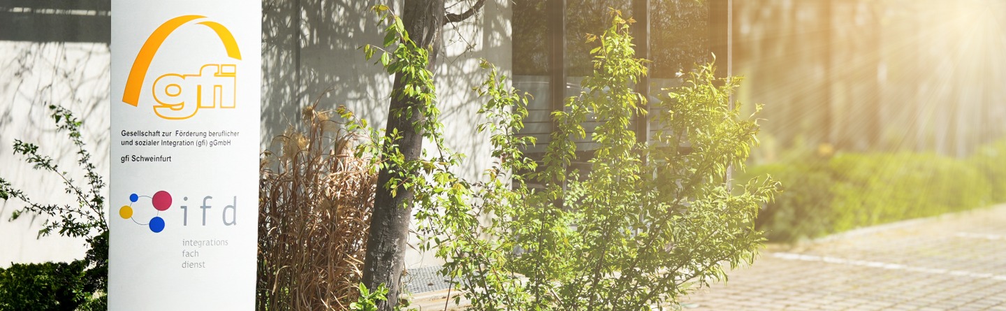 Aufsteller mit Logo der gfi und dem ifd Außenbereich mit einem Aufsteller, auf welchen das Logo der gfi und dem ifd zu sehen sind.