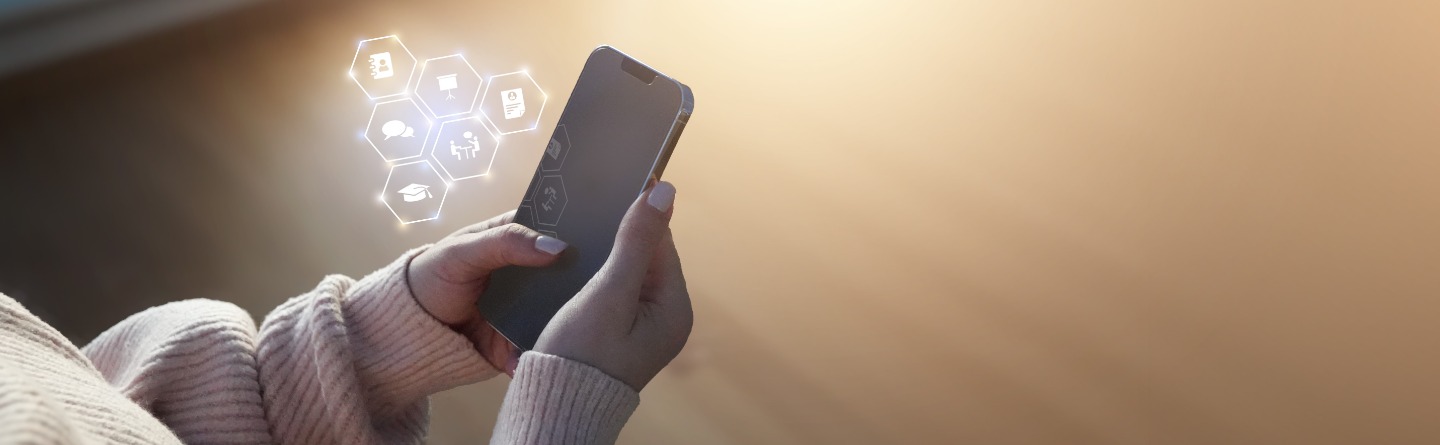Person hält ein Handy auf dessen Display verschiedene Symbole für Bewerbung, Unterricht, etc. sind.