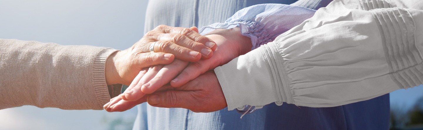 Drei Hände in einer unterstützenden Handbewegung übereinandergelegt  Drei Hände die übereinandergelegt sind damit Unterstützung und Zusammengehörigkeit zeigen.
