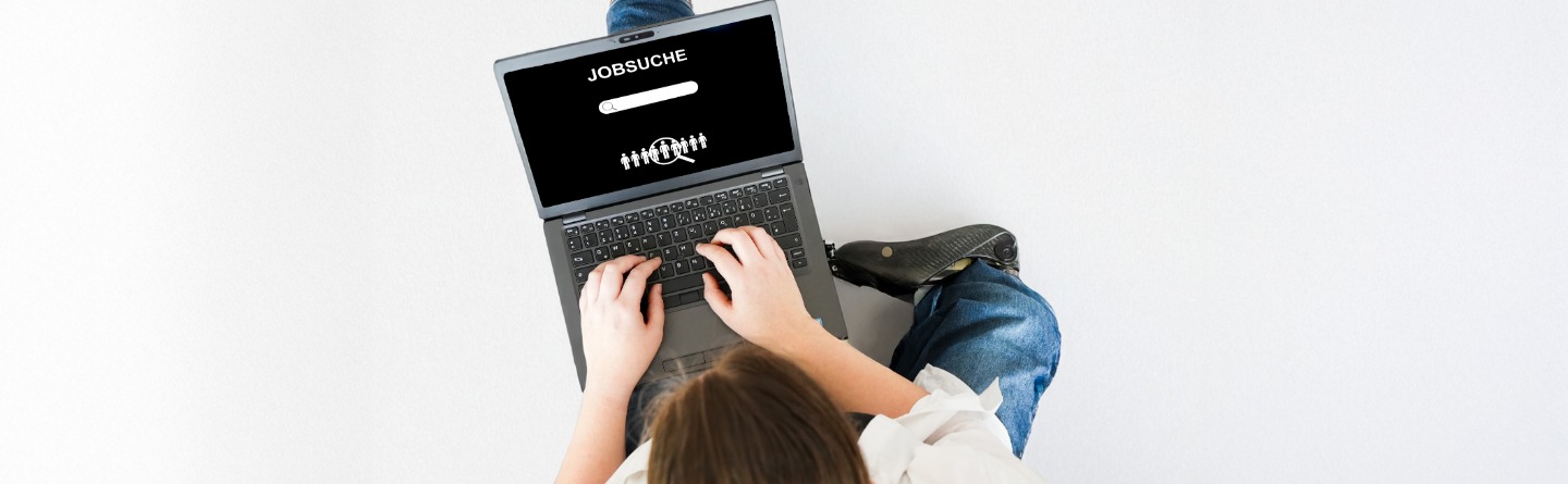 Jobsuche an einem Laptop durch eine Person mit Beinprothese Person, die einen Laptop zur Jobsuche nutzt. Die Person hat eine Beinprothese.