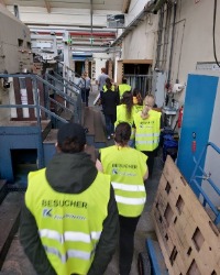 PT_Besichtigung Mehrere Klienten besichtigen eine Firma