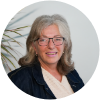 Das Bild zeigt eine Frau mit grauen, mittellangen Haaren. 