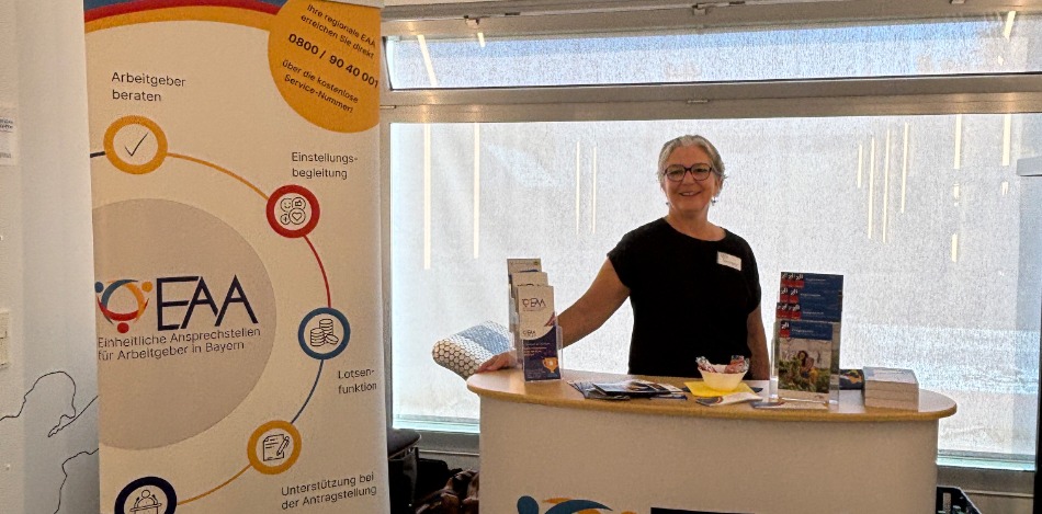 Eine Frau hinter einem Stand der EAA