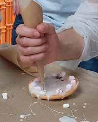 Ein Teilnehmer verziert ein Gebäck