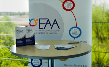 Das Bild zeigt einen EAA Aufsteller mit Flyern. 