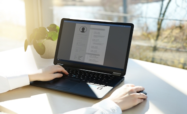 Person arbeitet an einem Laptop mit geöffnetem Lebenslauf-Dokument Eine Person arbeitet an einem Laptop. Dort sieht man einen Lebenslauf, der gerade bearbeitet wird.