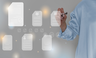 Eine Person schreibt auf eine transparente Fläche, auf der man Symbole für digitale Dateien sieht.