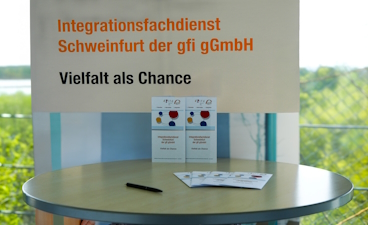 Das Bild zeigt einen ifd Aufsteller mit Flyern.