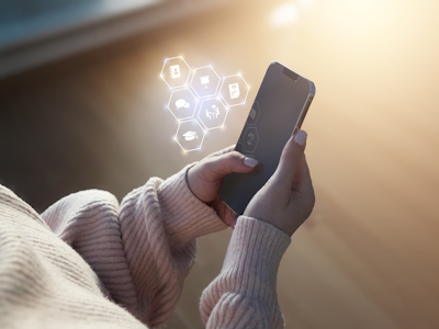 Smartphone mit verschiedenen App-Symbolen im Kontext eines Bewerbungsprozesses Person hält ein Handy auf dessen Display verschiedene Symbole für Bewerbung, Unterricht, etc. sind.