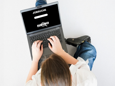 Jobsuche an einem Laptop durch eine Person mit Beinprothese Person, die einen Laptop zur Jobsuche nutzt. Die Person hat eine Beinprothese.