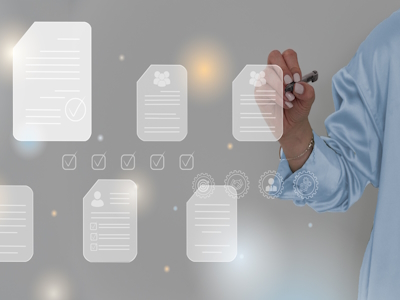 Person schreibt auf transparente Oberfläche mit digitalen Dokumentensymbolen Eine Person schreibt auf eine transparente Fläche, auf der man Symbole für digitale Dateien sieht.