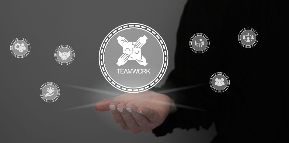 Teamwork Man sieht einen Kreis mit dem Wort Teamwork neben kleineren Kreisen mit verschiedenen Symbolen.