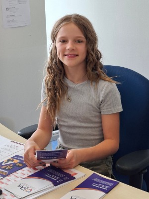 Mädchen organisiert Flyer im Büro