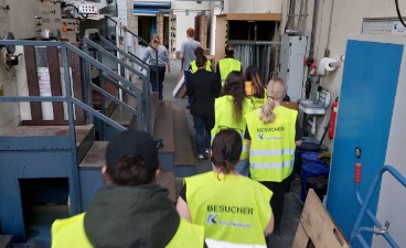 Teilnehmende bei einem Firmenrundgang