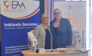 Das Bild zeigt Aufsteller und Mitarbeiterinnen der EAA und ifd.