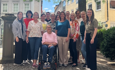 Eine Gruppe aus Frauen und Männern. 