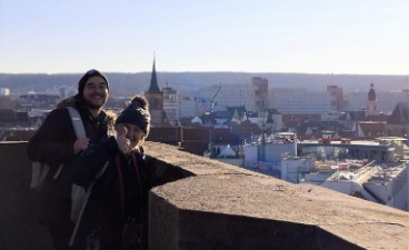 Zwei junge Menschen blicken über Erfurt