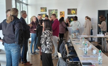 Mehrere Menschen stehen beieinander und unterhalten sich