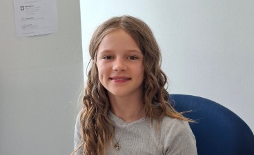 Bild zeigt ein Mädchen mit langen Haaren