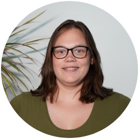 Ann-Kathrin Tietje Das Bild zeigt eine Frau die neben einer Blume steht.