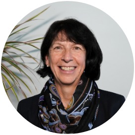 Das Bild zeigt eine Frau die neben einer Blume steht.