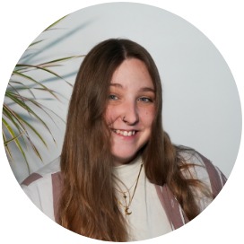 Fleur Jaschinski Das Bild zeigt eine Frau die neben einer Blume steht.