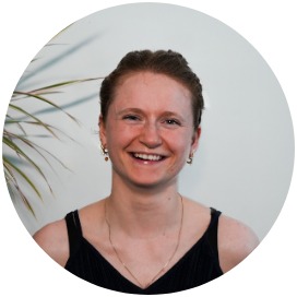 Jana Müller Das Bild zeigt eine Frau die neben einer Blume steht.