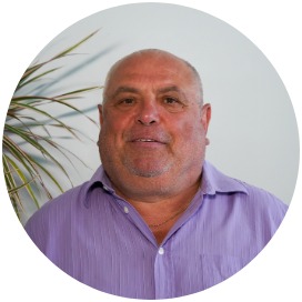 Karlheinz Mühlbacher Das Bild zeigt eine Frau die neben einer Blume steht.