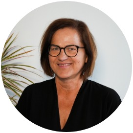 Sonja Werner Das Bild zeigt eine Frau die neben einer Blume steht.