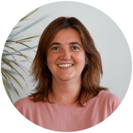 Yvonne Röll Das Bild zeigt eine Frau die neben einer Blume steht.