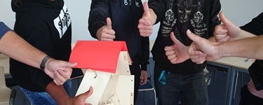 Projekttag Schüler beim Turmbau am Projekttag.